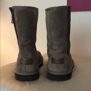 UGG in Grey-Size 6